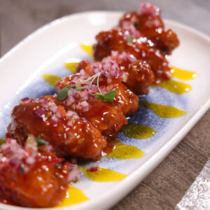 ALITAS CON SALSA CHILI AND MANGO